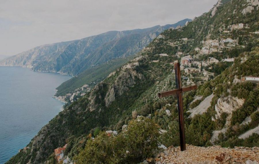 Un ROMÂN absolvent de teologie a fost găsit MORT pe Muntele Athos. Ce avea în mână