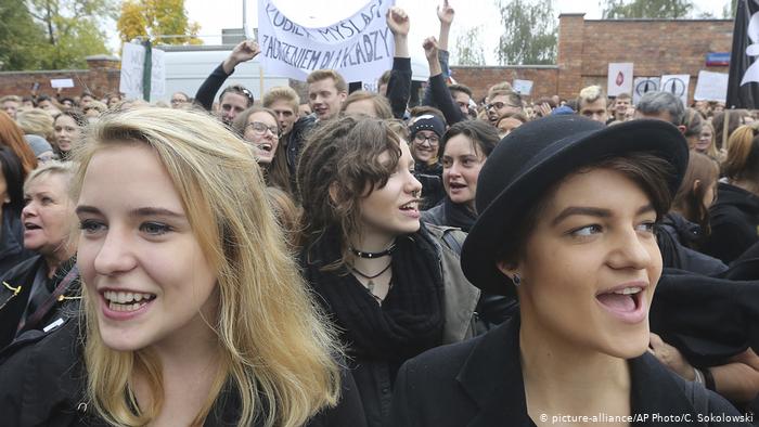 Polonia intenționează să se retragă din tratatul european privind violenţa împotriva femeilor / Consiliul Europei, îngrijorat