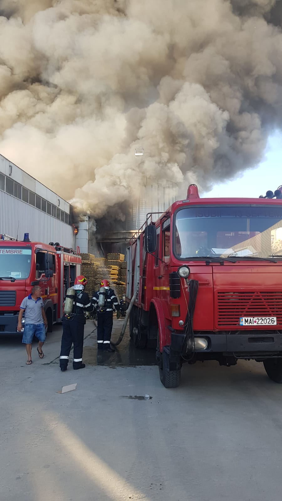 Panică lângă București! Incendiu la două hale ale unei fabrici de orez din Bragadiru