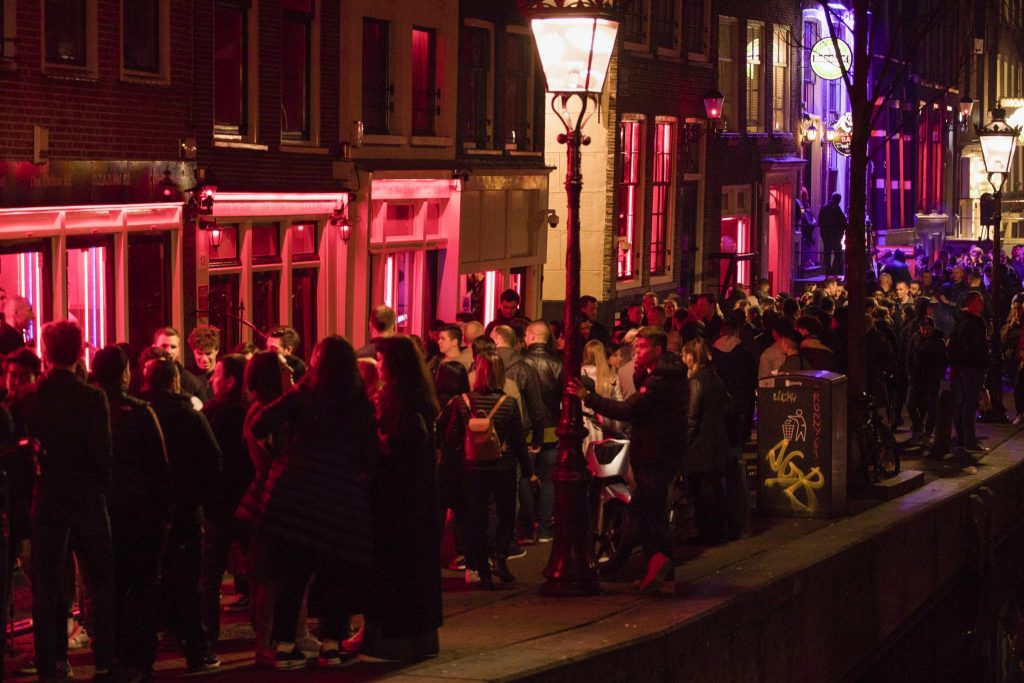 Cartierul Roşu din Amsterdam în vreme de pandemie. Străzi ÎNCHISE din cauza aglomerației