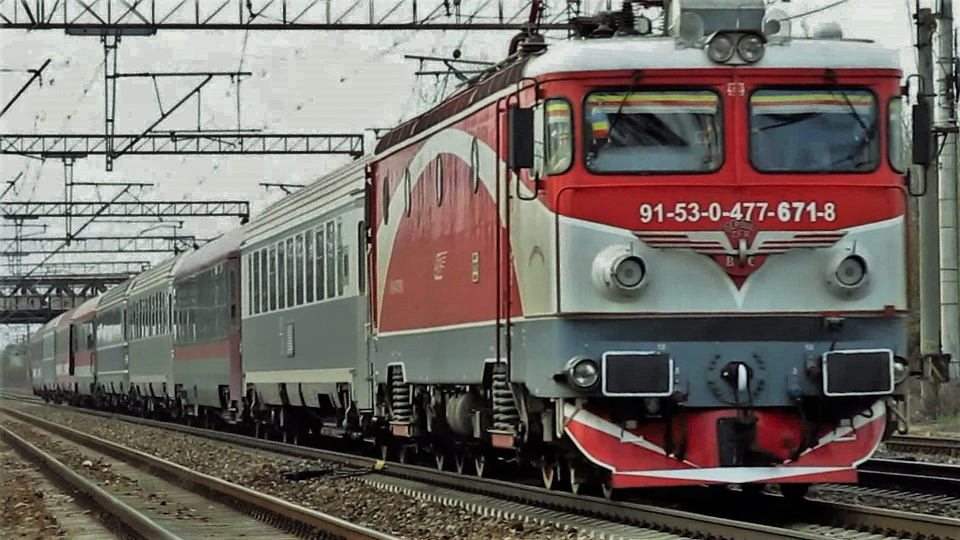 Bătaie de joc la CFR: 8 ore de la București-Craiova, cu 3 locomotive