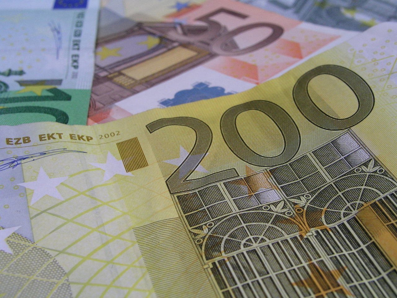 Euro, cotat la 4,9338 lei, un nou maximum istoric