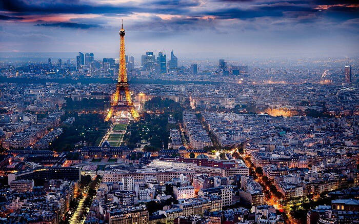 În Paris și alte opt orașe adiacente se interzic deplasările după ora 21:00