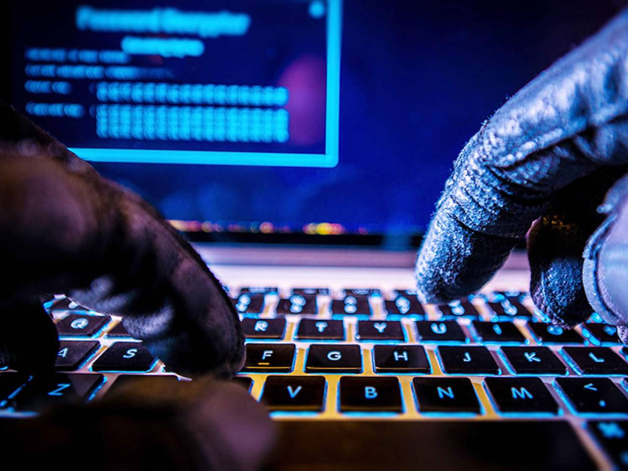 Doi hackeri români de renume internațional, arestați de DIICOT la Constanța