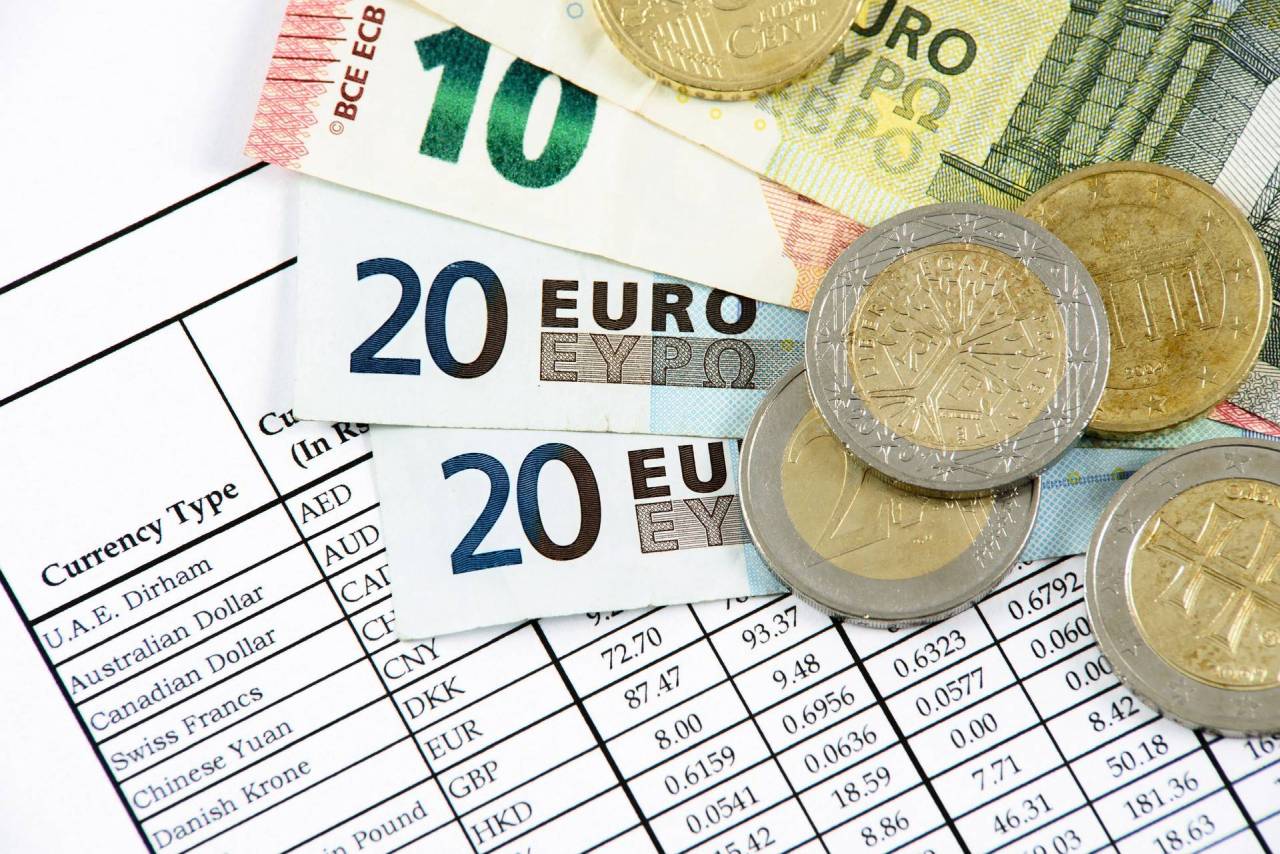 Economiștii prevăd cea mai mare diferență din istorie între leu și euro