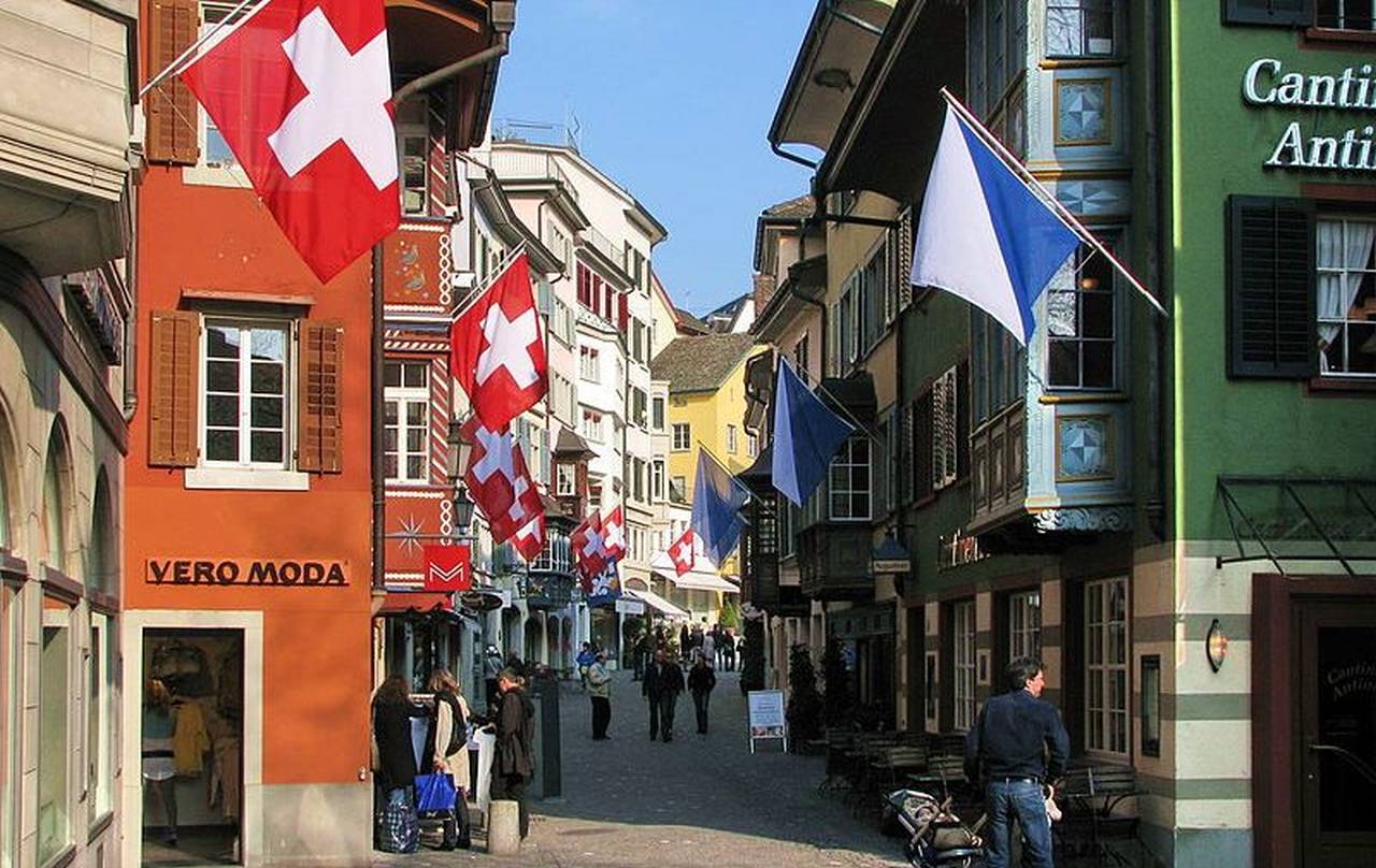 Măștile de protecție devin obligatorii în spații deschise în Elveția