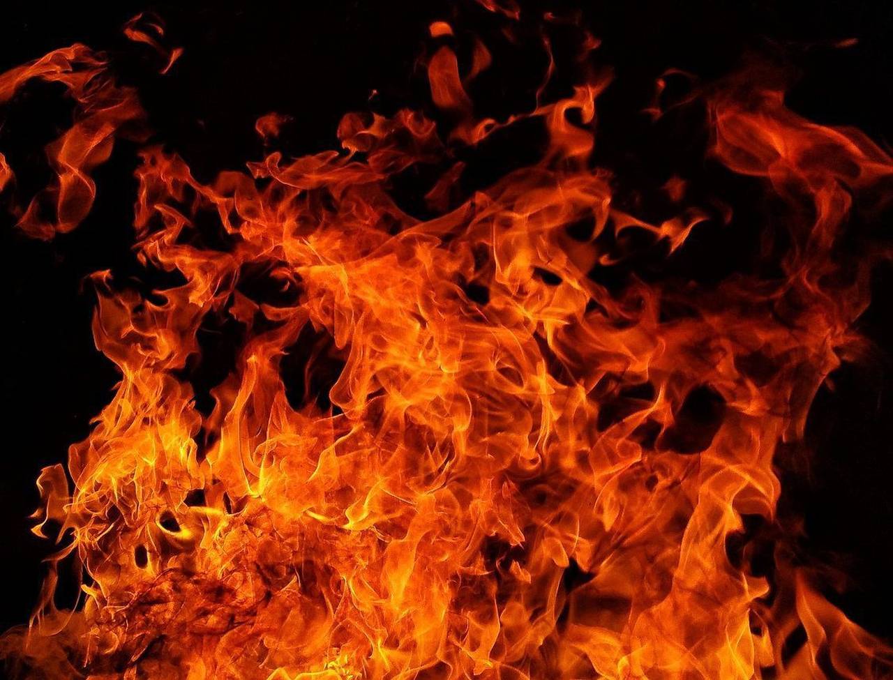 Incendiu puternic la o fabrică de mobilă din Mureș