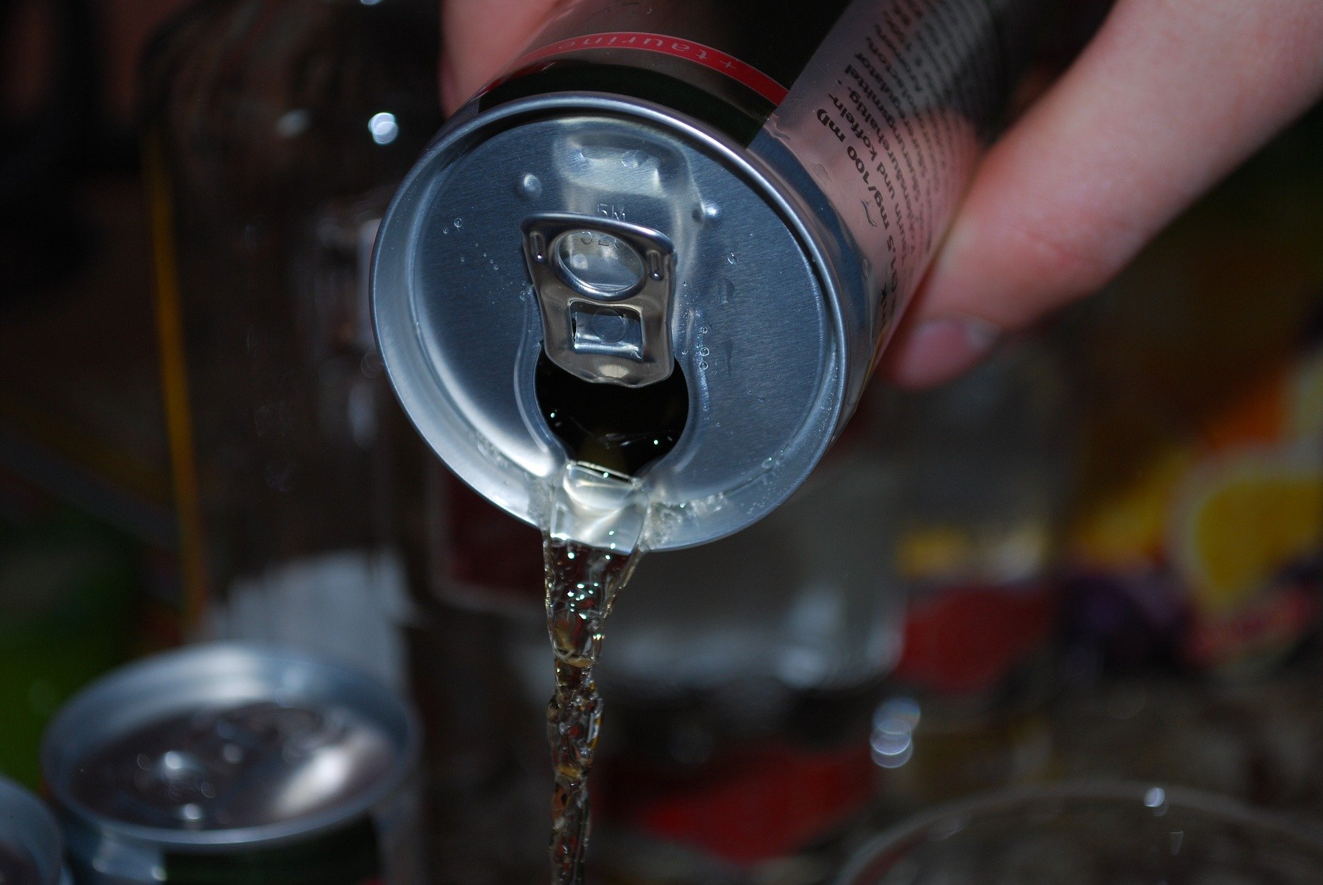 Guvernul intenționează să interzică vânzarea băuturilor energizante copiilor