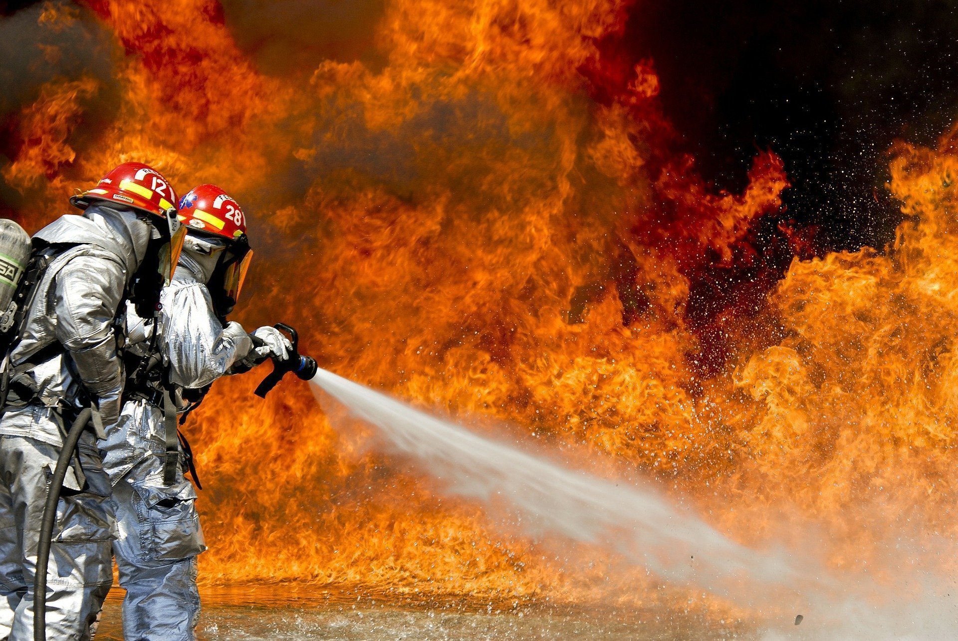 Tragedie în Cernavodă. Incendiu din cauza aparatului de aer condiționat: Opt persoane evacuate, una decedată