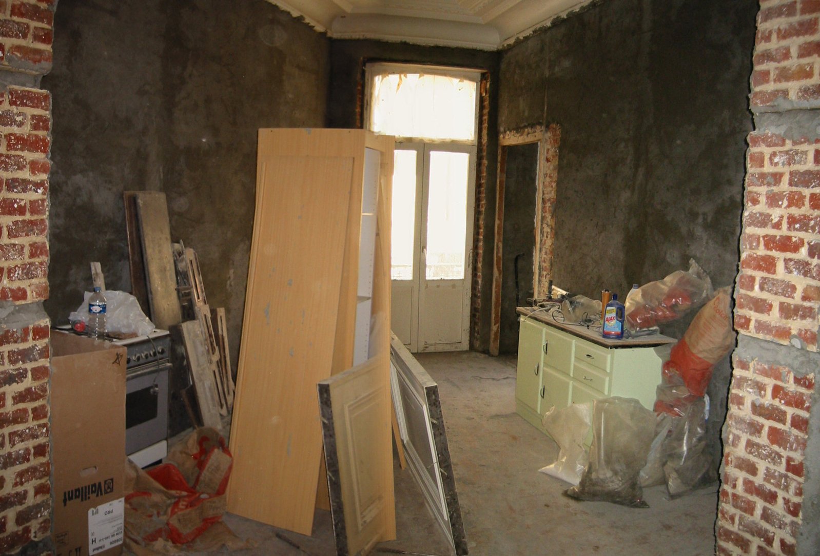 Sondaj: 80% dintre români vor să-şi renoveze locuinţa, în următorii trei ani