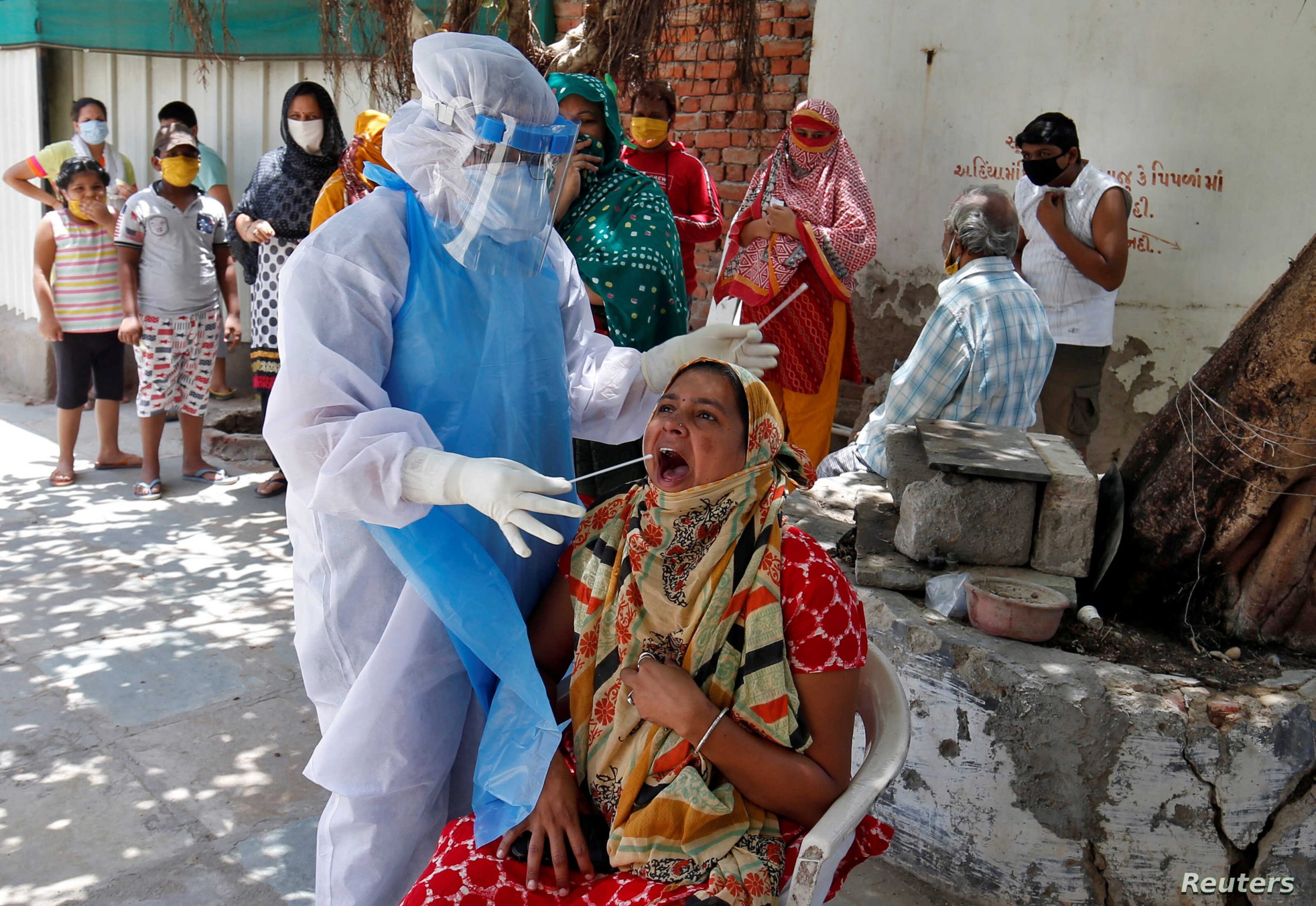 India sub asediu COVID. Cetățenii vor să se imunizeze în lupta cu virusul ucigaș