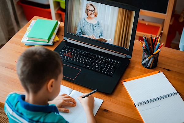 Anunț important de la ministrul Educației: Până când vor învăța elevii în online