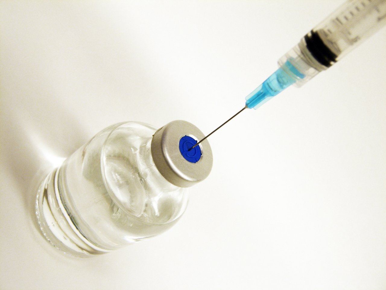 Peste 137.000 de britanici, vaccinaţi cu prima doză a vaccinului împotriva covid-19 Pfizer-BioNTech