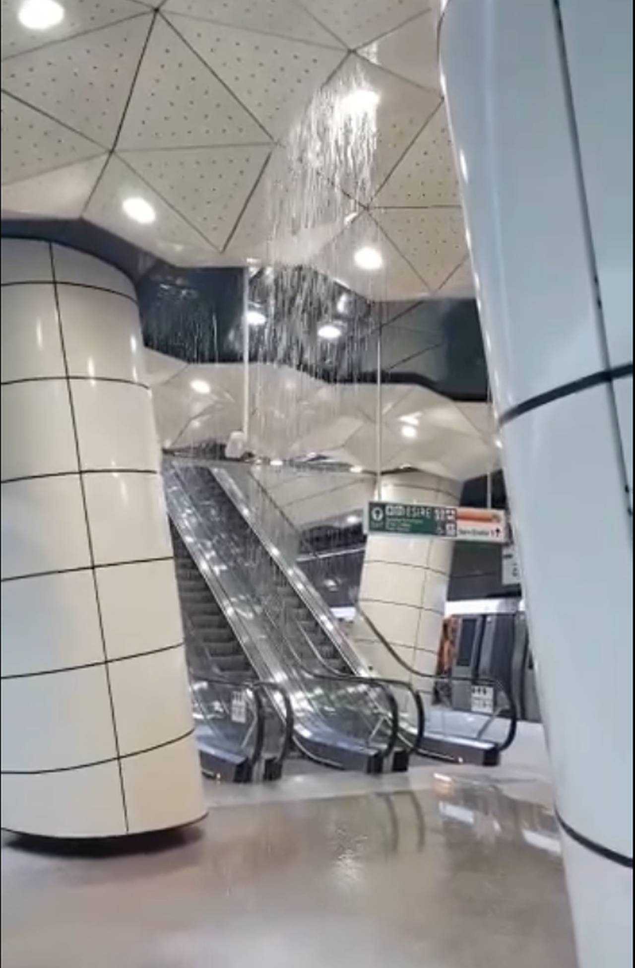Metrorex confirmă avaria de la noua linie de metrou. Apa a curs din tavan în stația Eroilor 2
