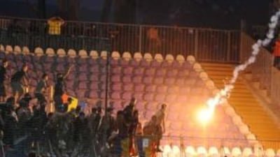 Forțele de  ordine atacate la un meci de fotbal de suporteri
