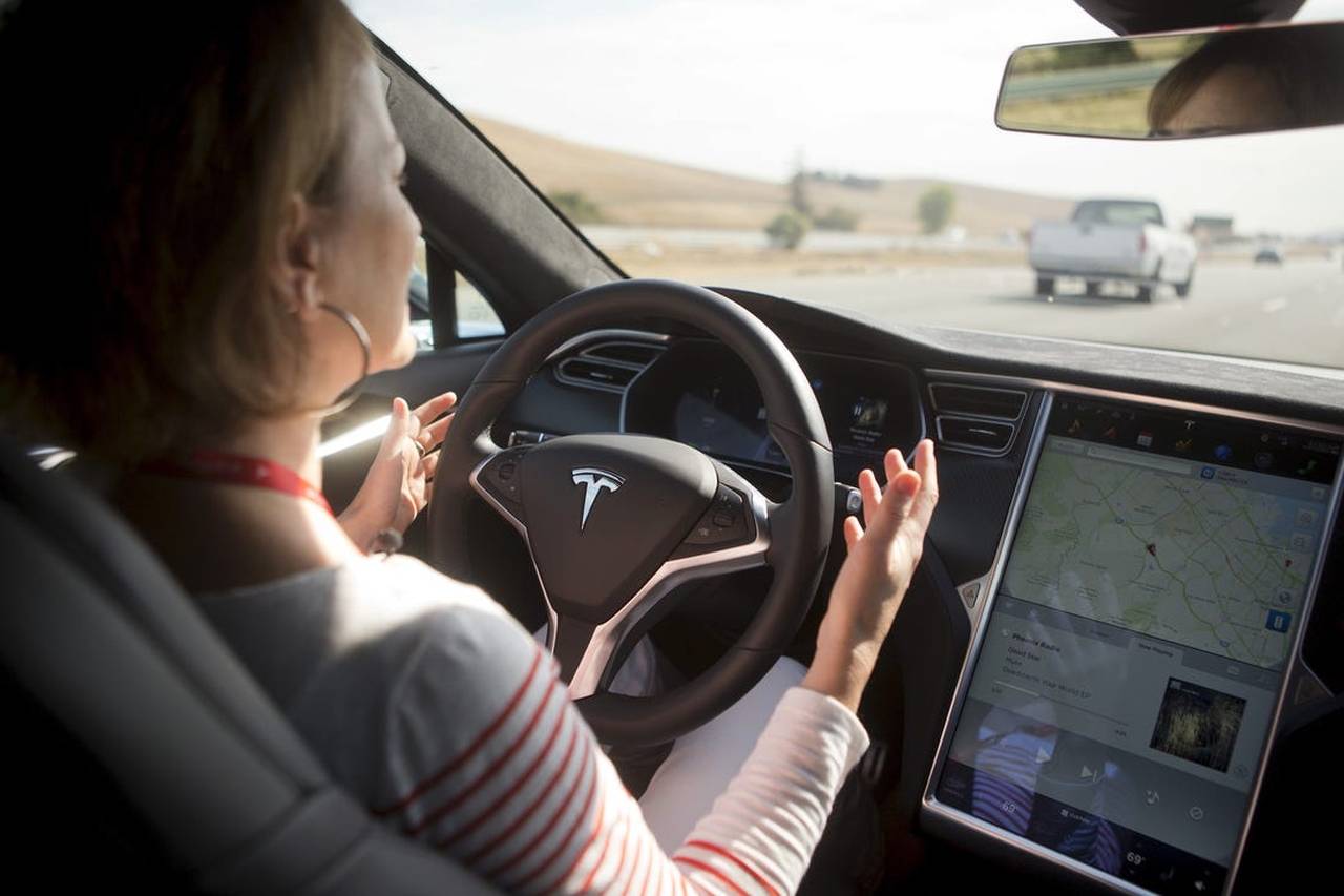 Hertz închiriază la Uber 50.000 de mașini Tesla