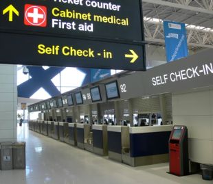 Noi reguli la aeroport: Pasagerii care au certificat digital nu mai trec prin controlul DSP. Condiții speciale pentru cei care vin din UK