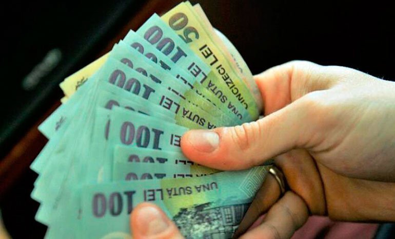 Un licean din Satu Mare a găsit o sumă uriașă de bani într-un bancomat. Ce a făcut cu banii