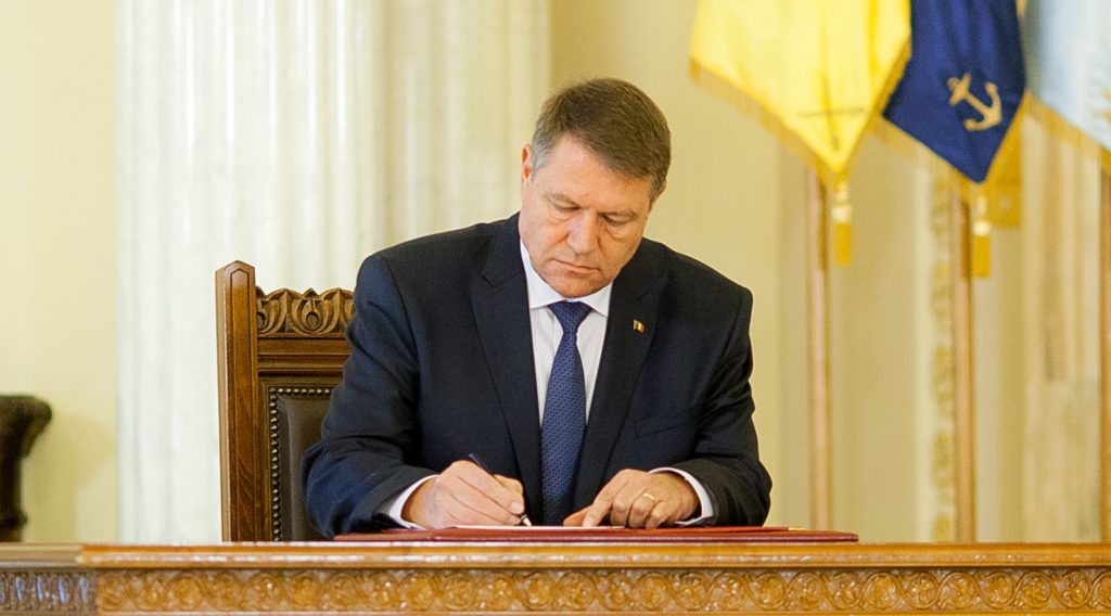 Președintele României, Klaus Iohannis, a semnat o serie de decrete de decorare cu prilejul Zilei Naționale de Comemorare a Holocaustului