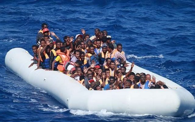 Imagini șocante! Migranți aruncați în apa de traficanțîi care îi însoțeau