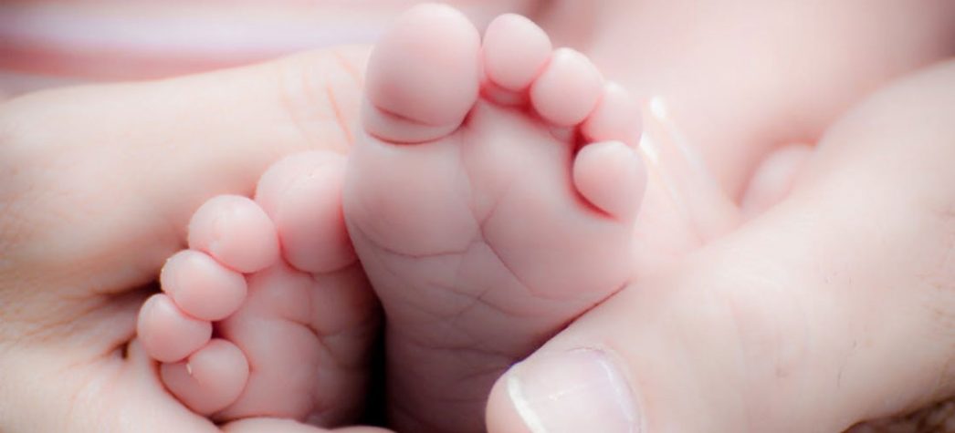 Studiu: Covid-19 în timpul sarcinii dublează riscul nașterii unui copil mort