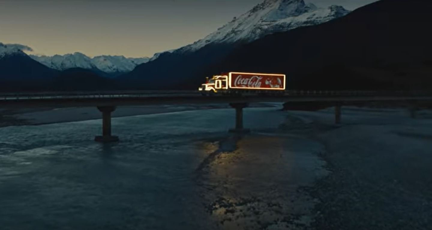 Reclamă emoționantă de Crăciun lansată de Coca Cola: „Oferă ceea ce doar tu poți dărui”