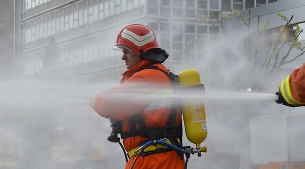 Pompierii au intervenit la Spitalul Județean Neamț. Ieșea fum din secția de chirurgie, de la o țigară nestinsă