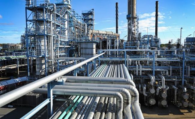 Rafinăria Petrobrazi, amendată pentru că poluează cu atmosfera cu hidrogen sulfurat