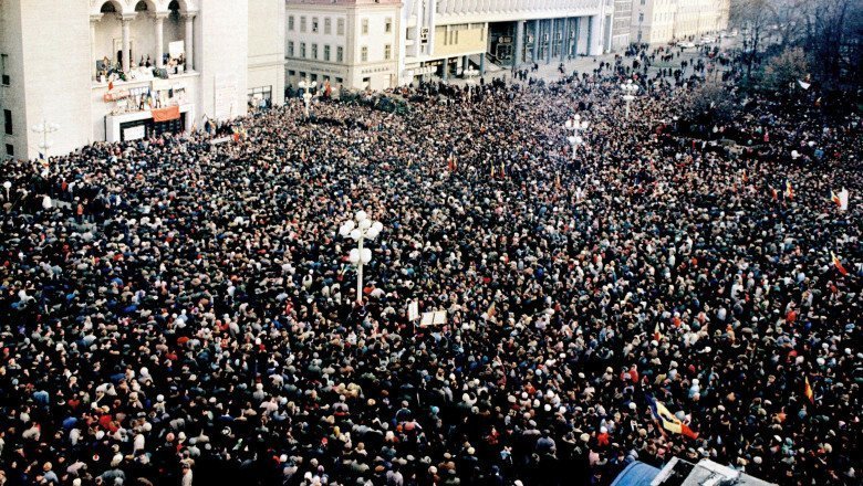 Revoluția română din 1989: Prima zi de libertate și apariția mitului „teroriștilor”