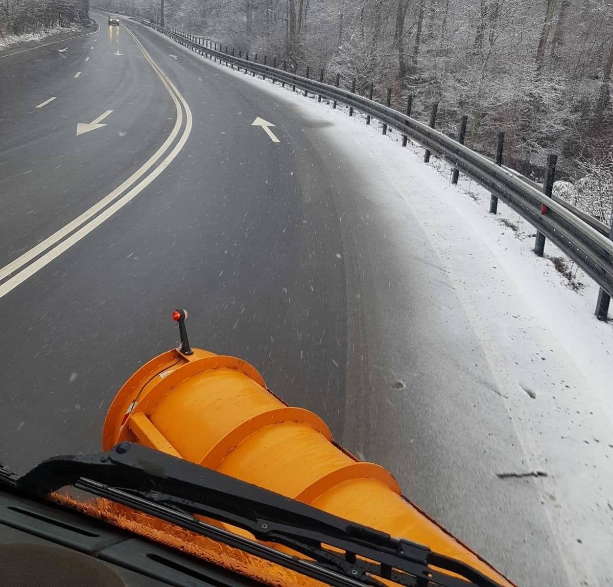 Trafic îngreunat: Mai multe drumuri naționale sunt acoperite de zăpadă