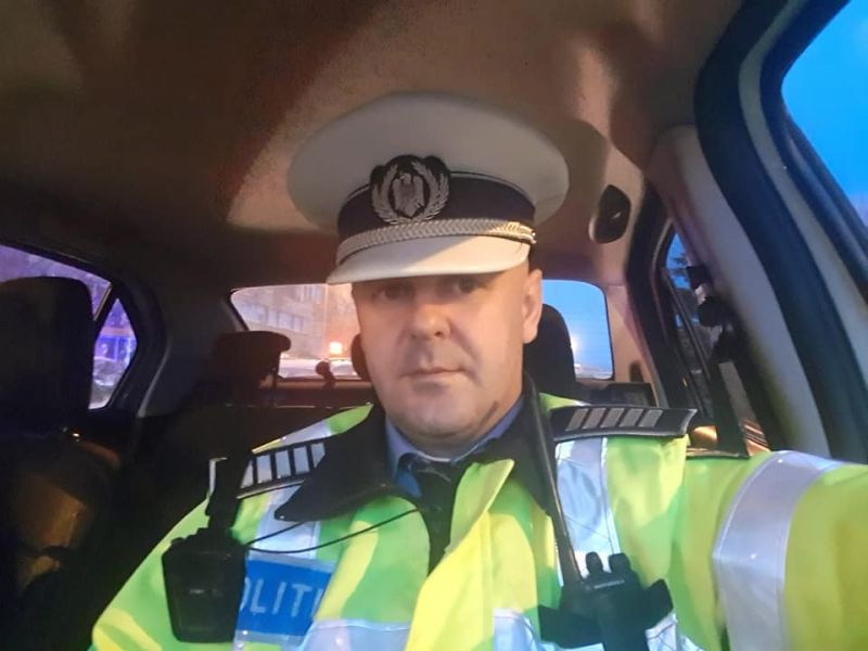 Viorel Teacă, mândria Poliției Române. Cine este agentul din Sibiu care s-a jucat cu zăpadă cu copii, în loc să îi amendeze
