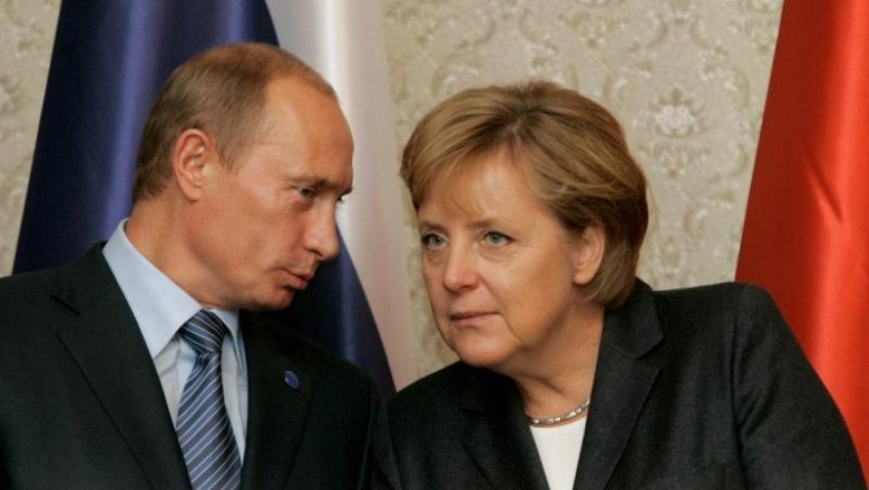 Merkel îl vizitează pe Vladimir Putin la final de carieră, la un an după episodul otrăvirii lui Navalnîi