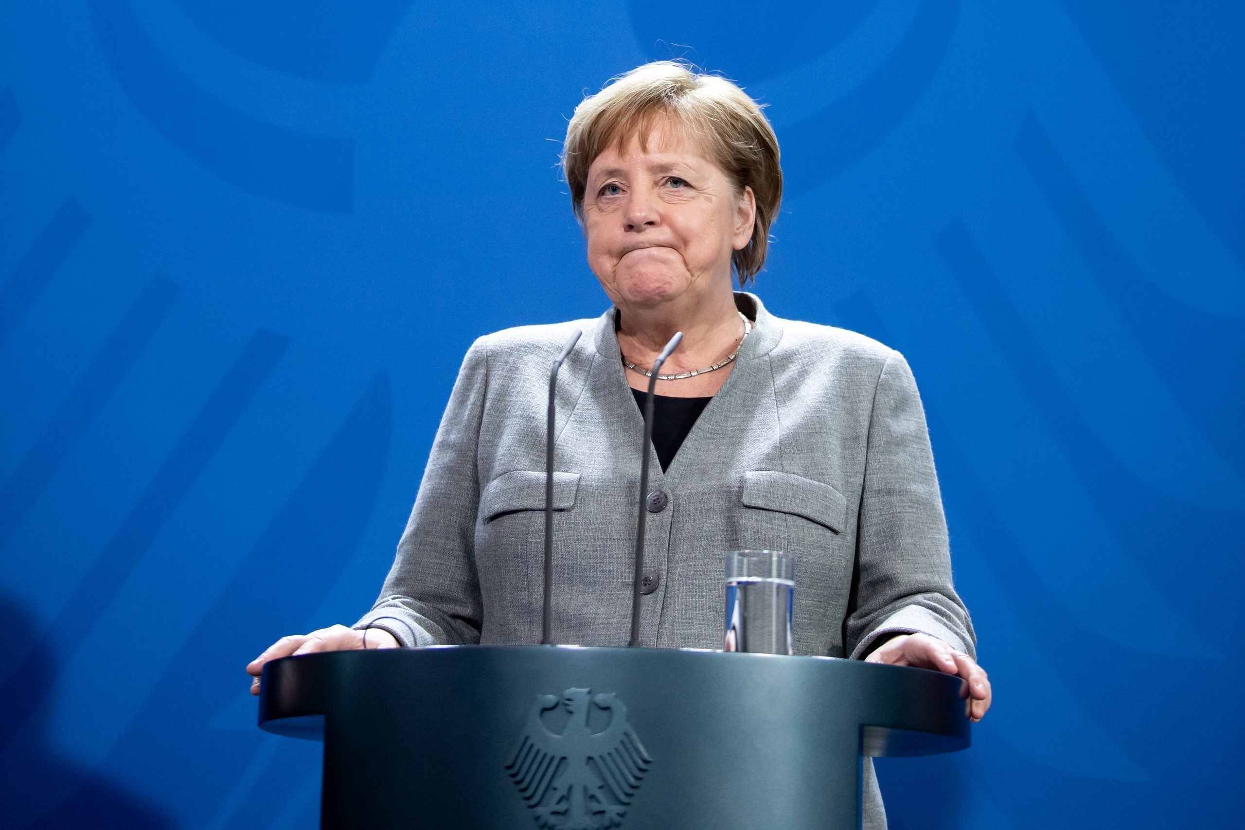 Flori și un puiet: Cu ce s-a ales, de fapt, Angela Merkel de la cabinetul său