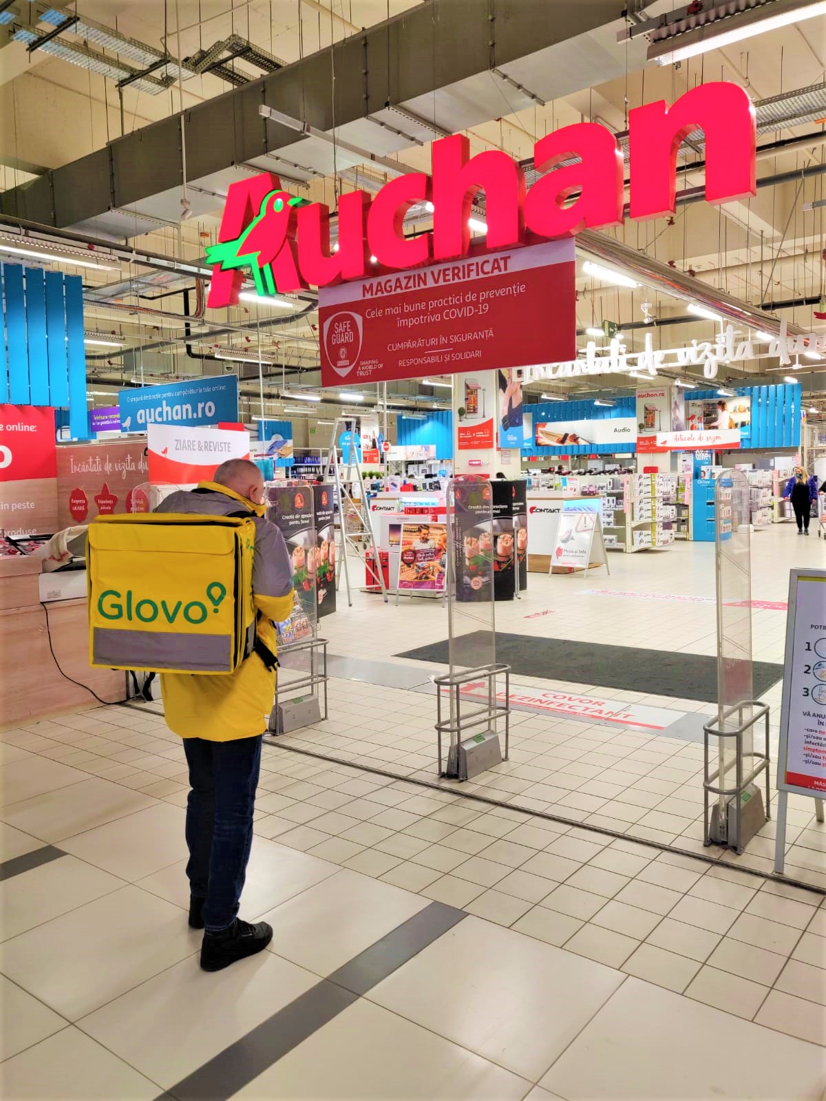 Auchan va furniza 4.000 de produse din ofertă prin Glovo