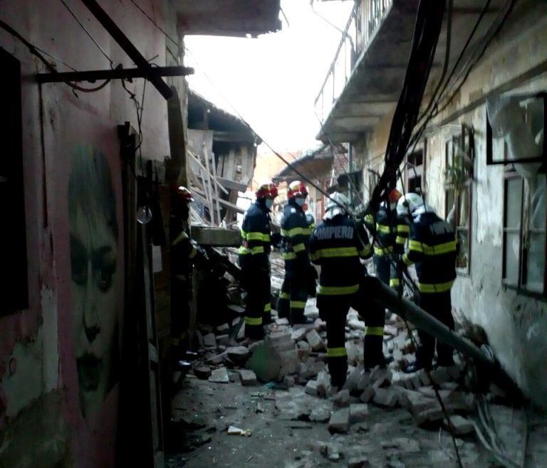 Explozie într-o casă din Timișoara. Un bărbat a rămas blocat sub dărâmături