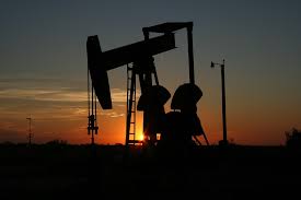 Preţul petrolului continuă să scadă, din cauza temerilor privind recesiunea globală