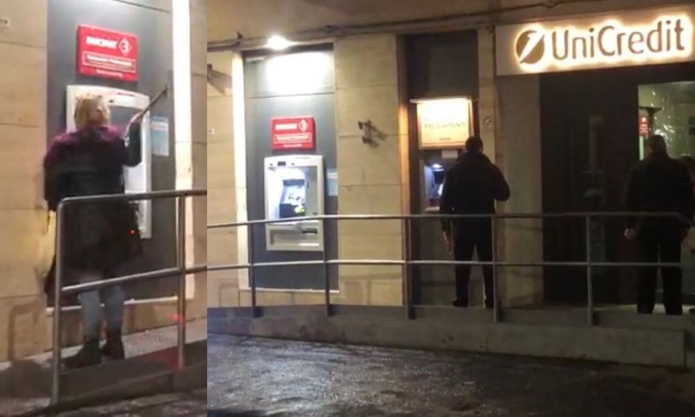 O româncă a spart cu ciocanul un bancomat în Italia, nu se știe de ce /VIDEO