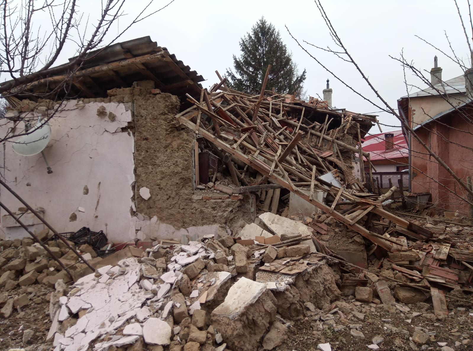 Explozie la o locuință din Teleorman: Au fost înregistrare două victime FOTO