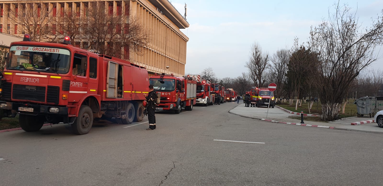 Incendiu la Politehnica. 10 autospeciale de stingere au fost alertate