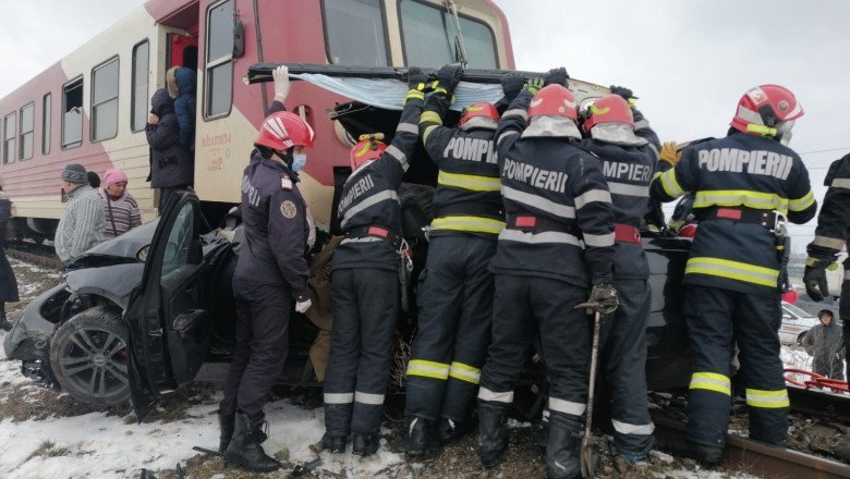 Accident grav în Iași: Doi oameni au murit după ce o mașină a fost lovită de tren