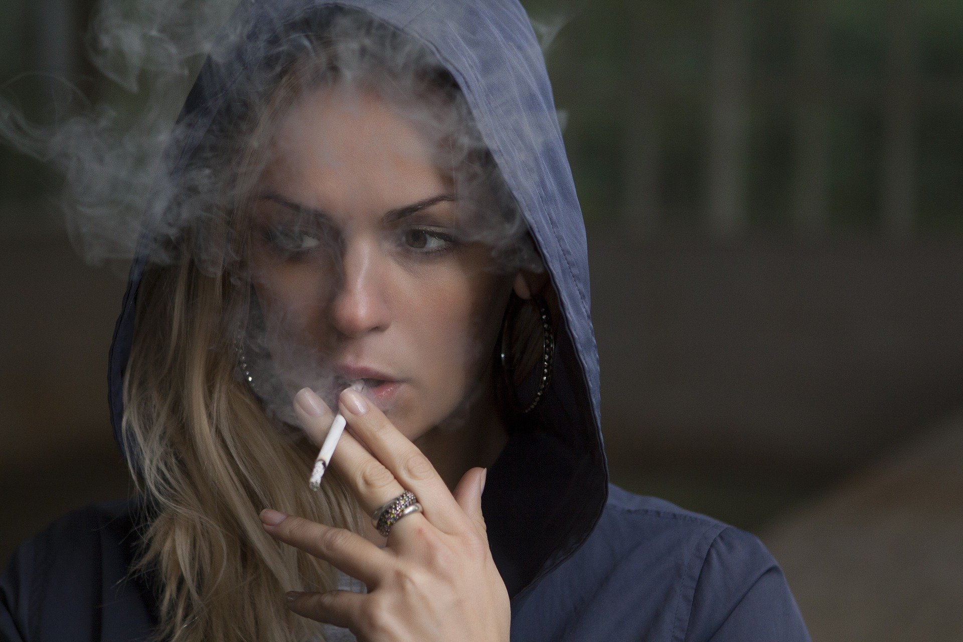 Veste proastă pentru fumători: Purtatul prelungit al măștii de protecție amplifică efectele nocive ale țigărilor