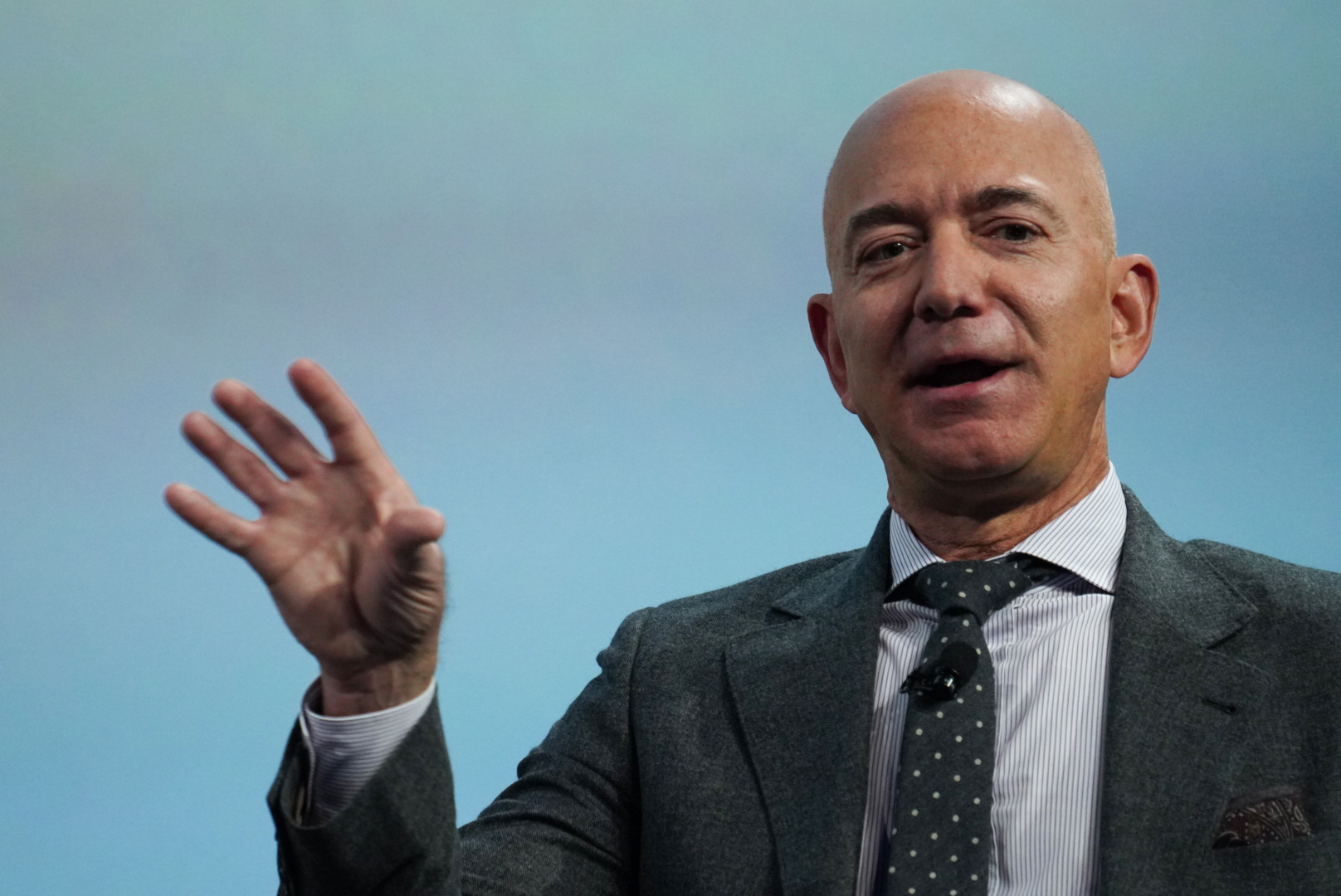 Miliardarul Jeff Bezos va merge în spațiu luna viitoare