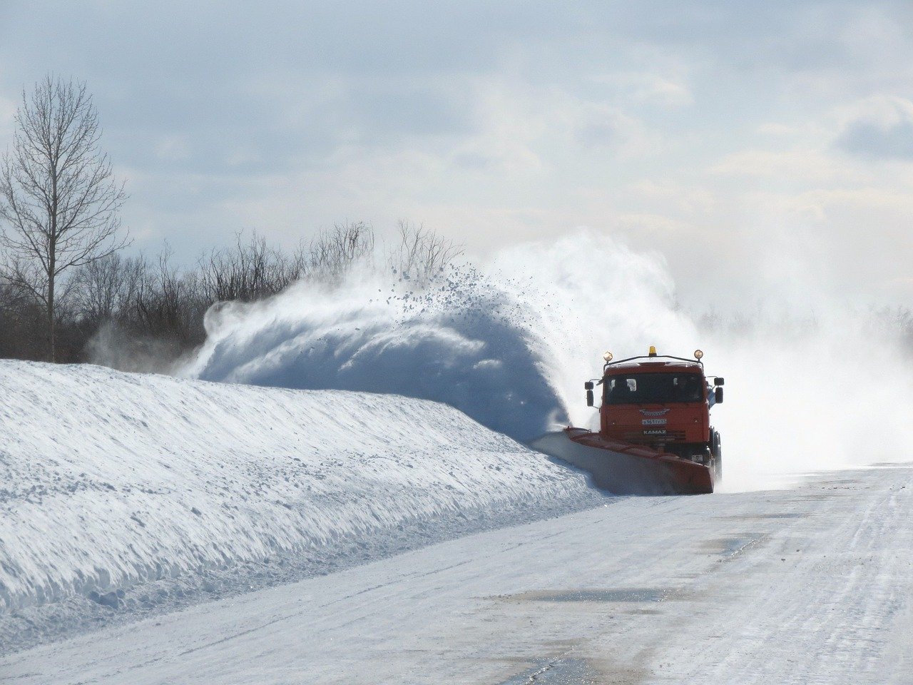 Drumuri închise circulației, în județul Vrancea, din cauza zăpezii și viscolului