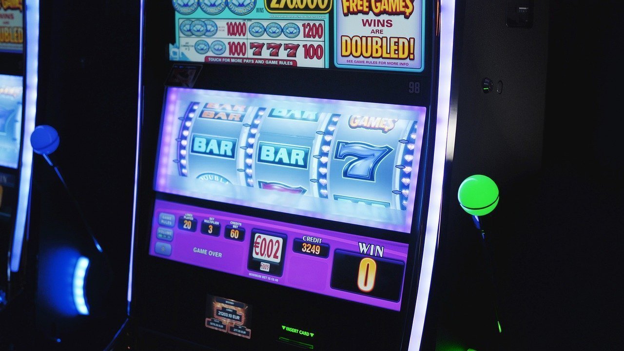Un tânăr a jefuit o sală de jocuri de noroc, iar apoi a jucat banii la păcănele în altă sală