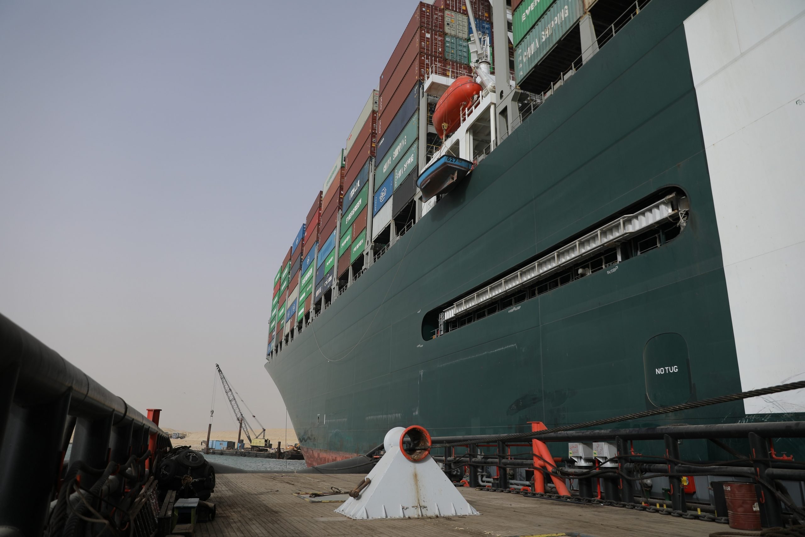 Vasul care a paralizat traficul prin Canalul Suez blochează transporturi maritime de 9,6 mld. dolari pe zi