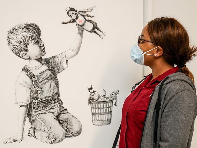 Banksy, iar pe val: Cu cât s-a vândut tabloul cu băieţelul și păpușa-asistentă supererou