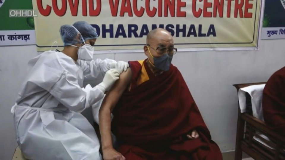 Liderul spiritual al Tibetului, Dalai Lama, s-a vaccinat (VIDEO)