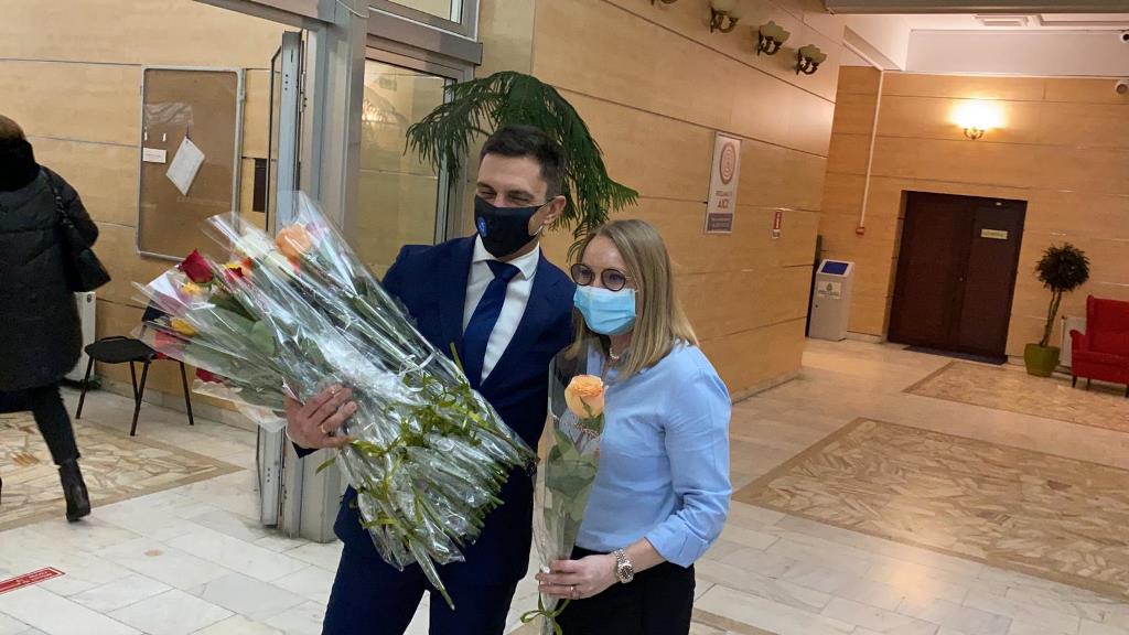 Mojicie. Ministrul Carol Novak a oferit flori handbalistelor și gimnastelor, dar nu și angajatelor din MTS