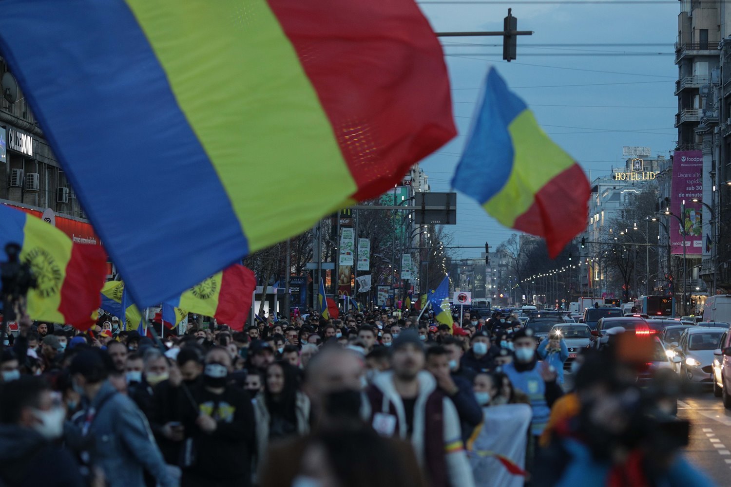 Sute de amenzi și dosare penale pentru protestatarii anti-restricții din București