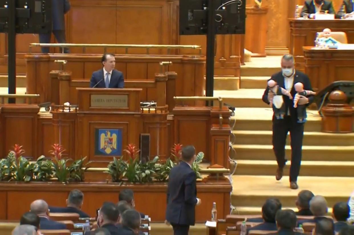 Circ în Parlament la dezbaterea proiectelor legilor bugetului de stat. PSD-iștii au împărțit păpuși în timpul discursului lui Cîțu
